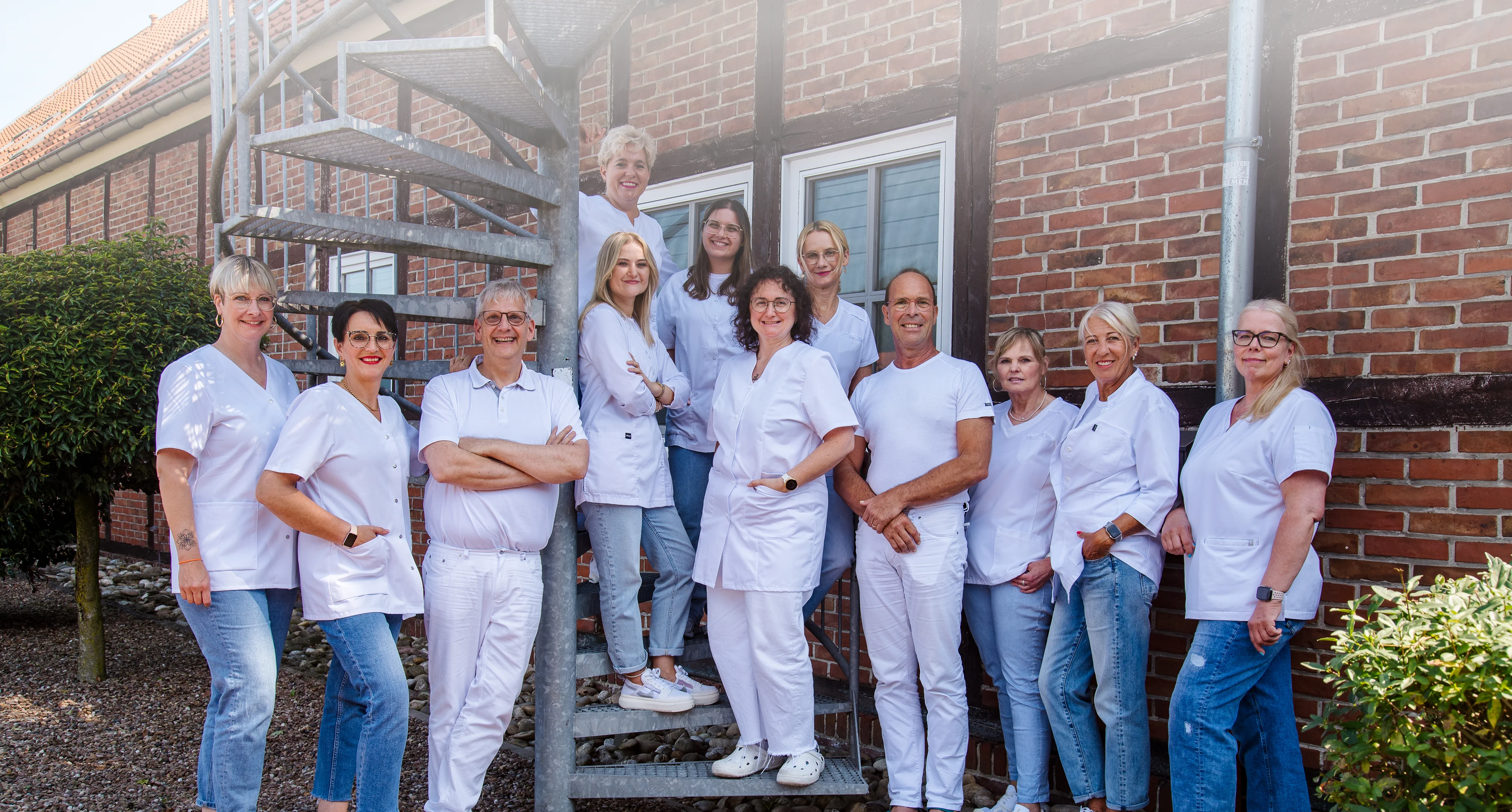 Ein  Gruppenbild des Praxis-Teams vor der Praxis in Lohne