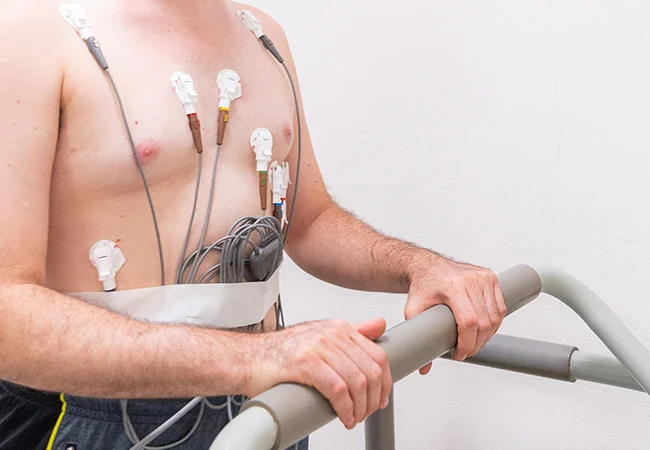 Ein Mann auf dem Laufband beim Belastungs-EKG