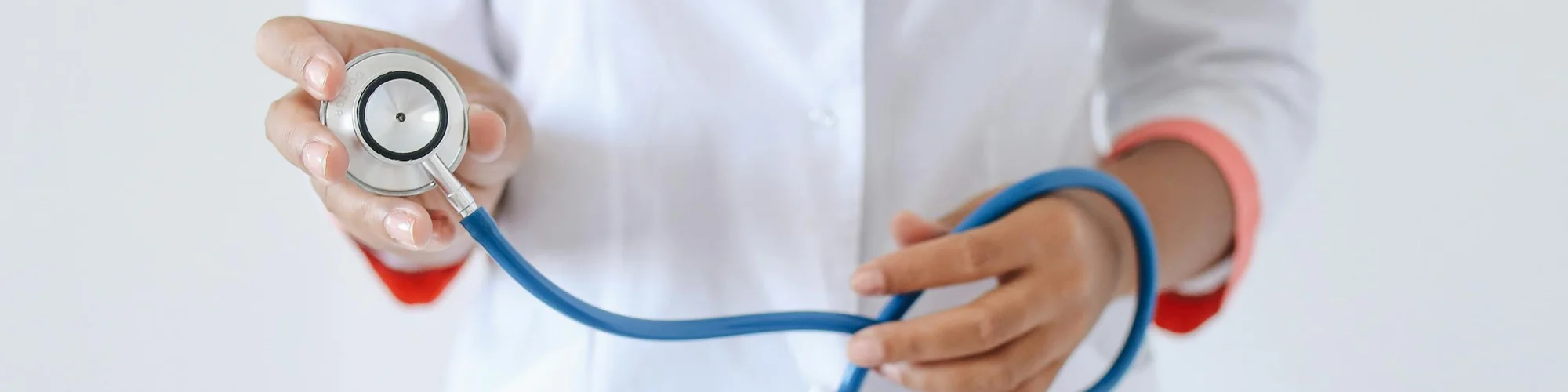 Detailaufnahme eines Arztes mit einem Stetoskop in der Hand